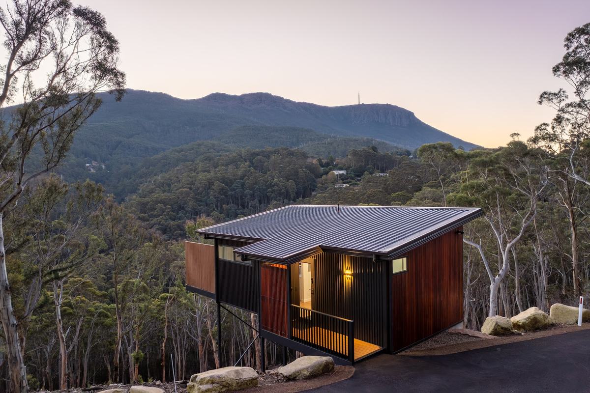 Exterior view of mosswood cabin overlooking kunanyi mt wellington