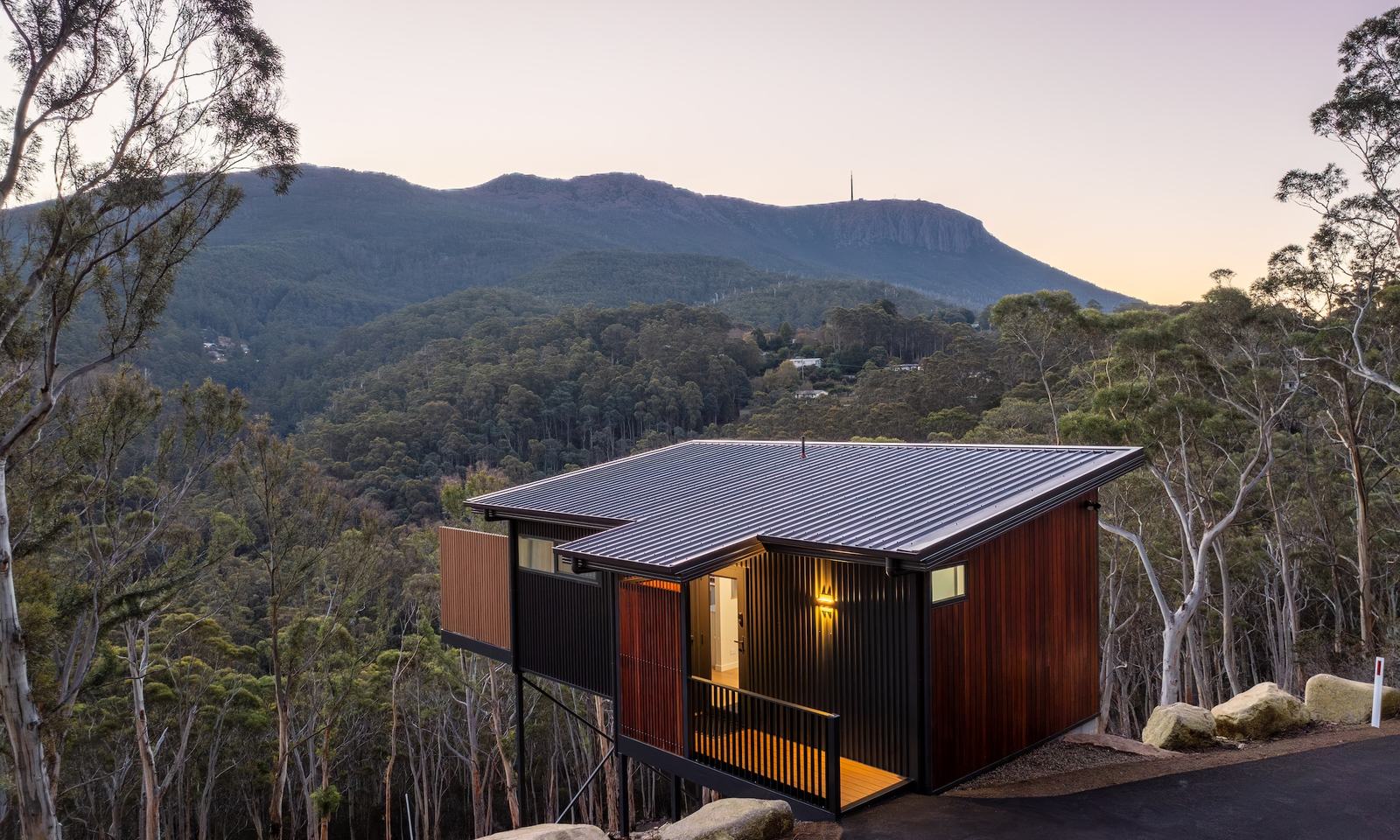 Exterior view of mosswood cabin overlooking kunanyi mt wellington