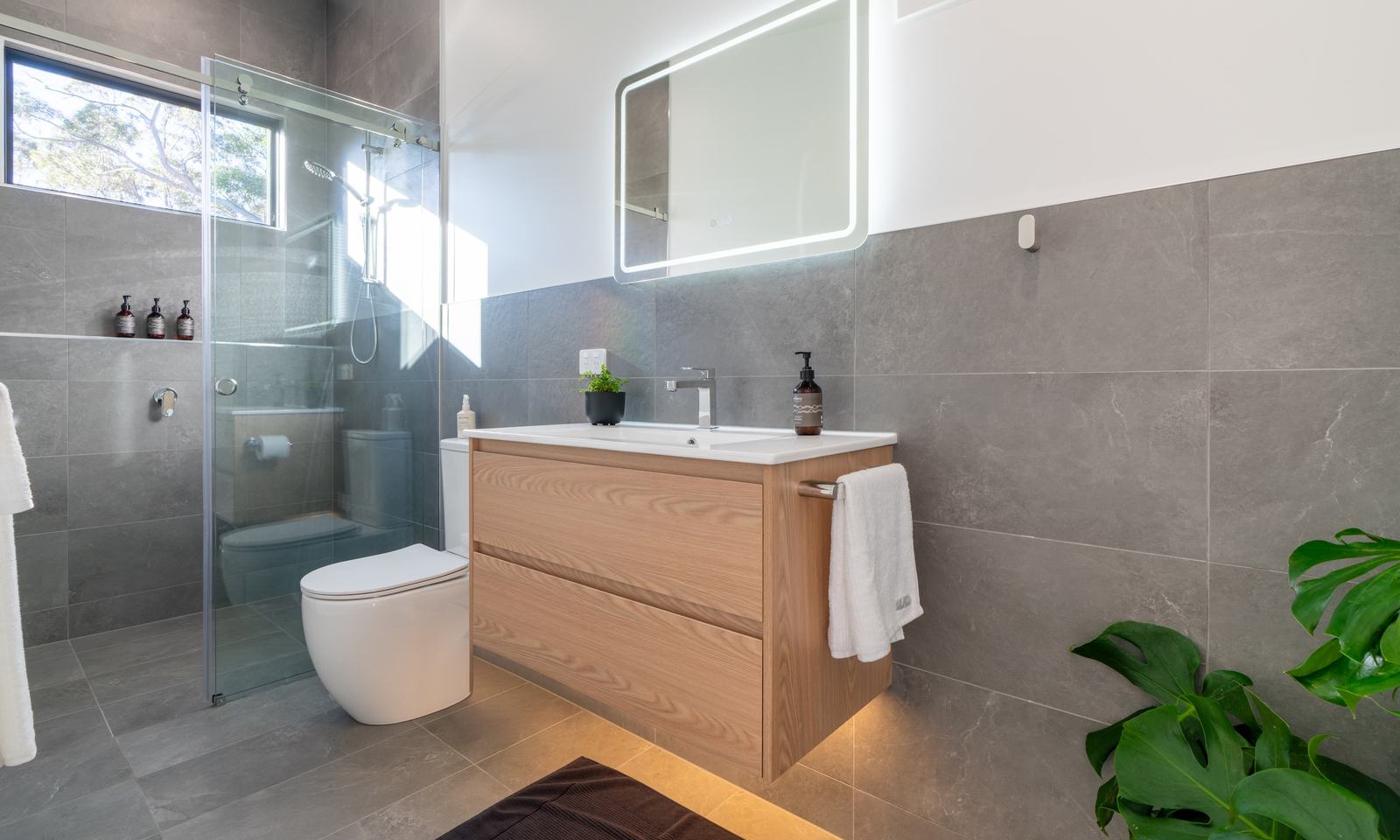 Full bathroom picture of mosswood cabin with shower