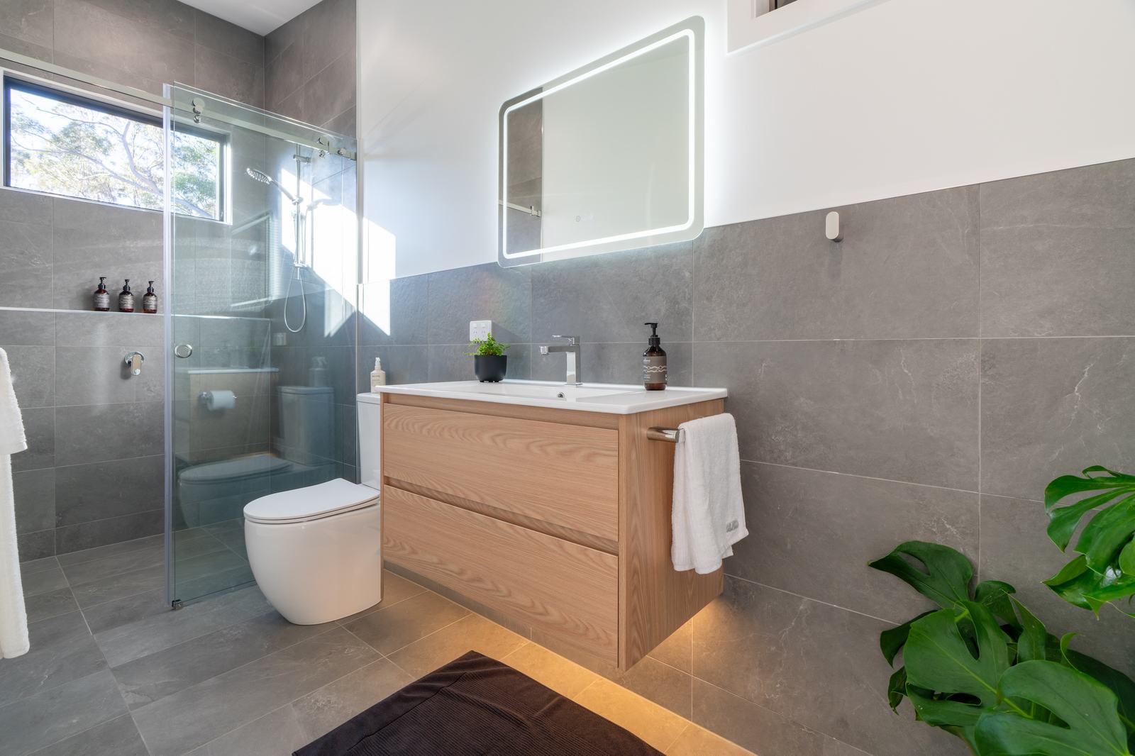 Full bathroom picture of mosswood cabin with shower
